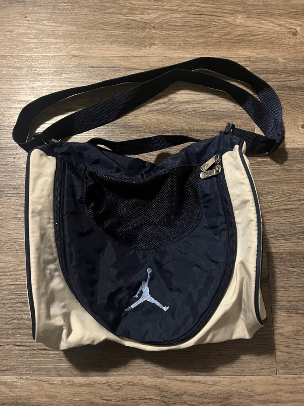 Vintage Nike Jordan Navy and Cream Crossbody Ball Bag with Jumpman Logo